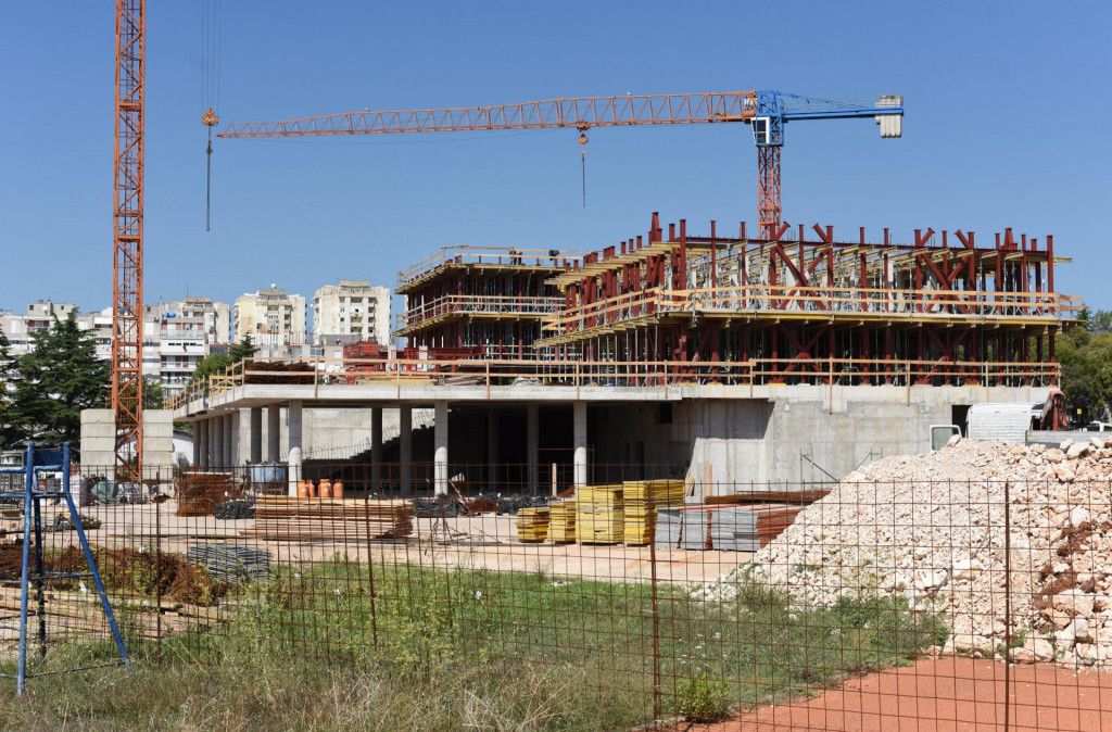 U Novom kampusu traju radovi gradnje studentske menze s paviljonima u tri zgrade, za projekt je iz EU fonda povuceno 67 milijuna kuna, a 27 milijuna kuna osigurali su Ministarstvo znanosti i obrazovanja, Sveučlište i Grad Zadar