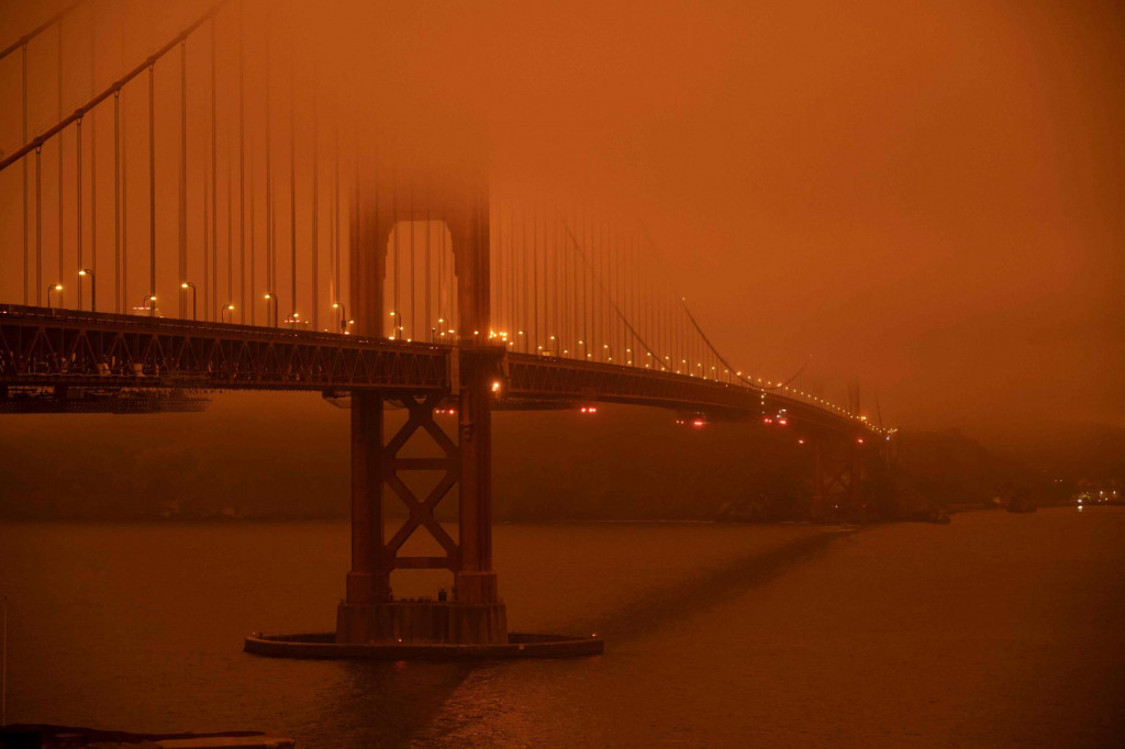 San Francisco, most Golden Gate, podne - dim je prekrio obje obale
