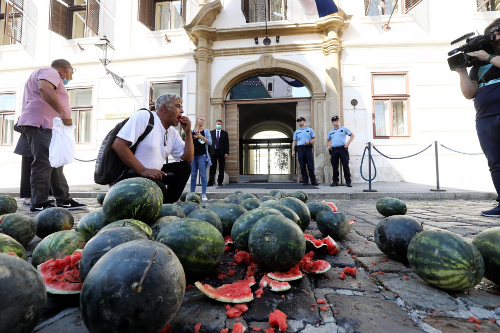 Europarlamentarac Ivan Vilibor Sinčić organizirao je transport hrpe lubenica na Markov trg, kako bi ukazao na neravnopravan polozaj hrvatskih i ostalih europskih poljoprivrednika