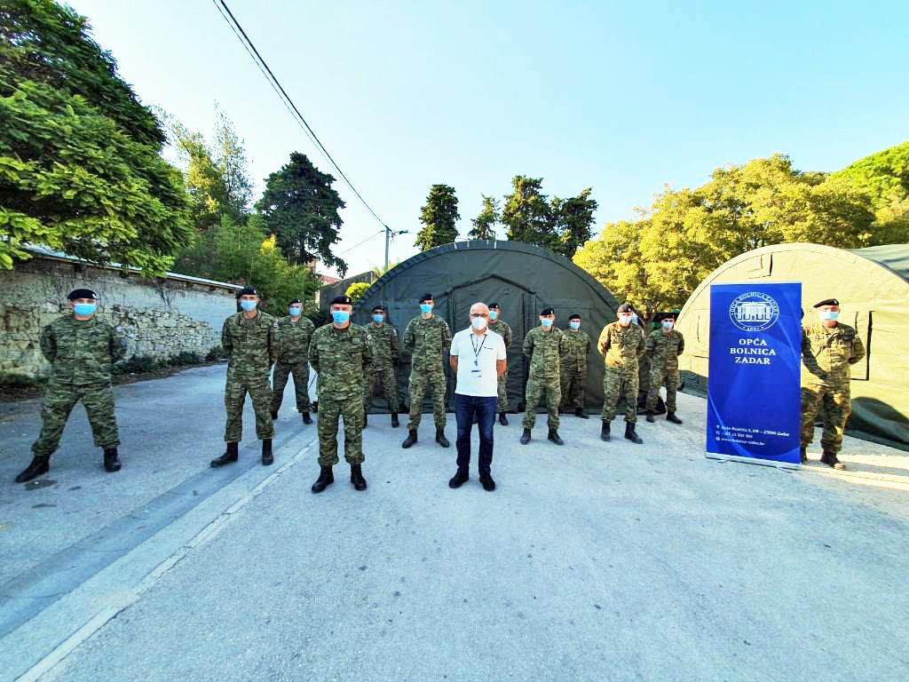 Ispred OB Zadar niknula su dva šatora za moguće zbrinjavanje oboljelih od COVID-a
