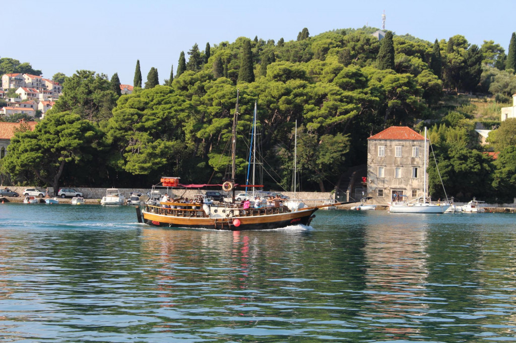 S izletničkim brodovima turisti i dalje pohode Elafite