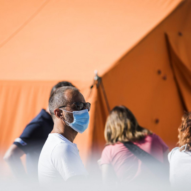Sibenik, 210820.<br />
Guzva ispred Opce bolnice Sibenik za testiranje na COVID-19 virus.<br />
