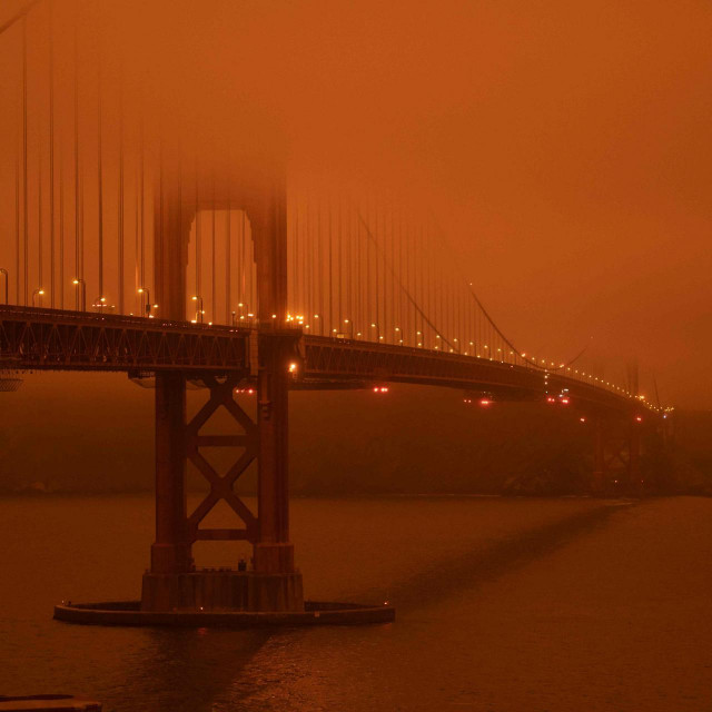 San Francisco, most Golden Gate, podne - dim je prekrio obje obale