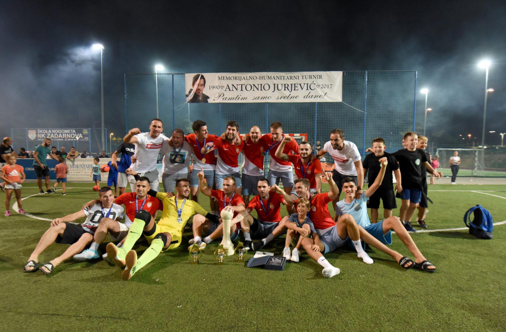 Finale 4. izdanja memorijalno-humanitarnog turnira Antonio Jurjevic na malonogometnom terenu SC Visnjik. U finalu su se sastali MNK Varoš (crveni) i MNK Bili Brig (plavi).&lt;br /&gt;
Na fotografiji: slavlje ekipe MNK Varoš&lt;br /&gt;
 