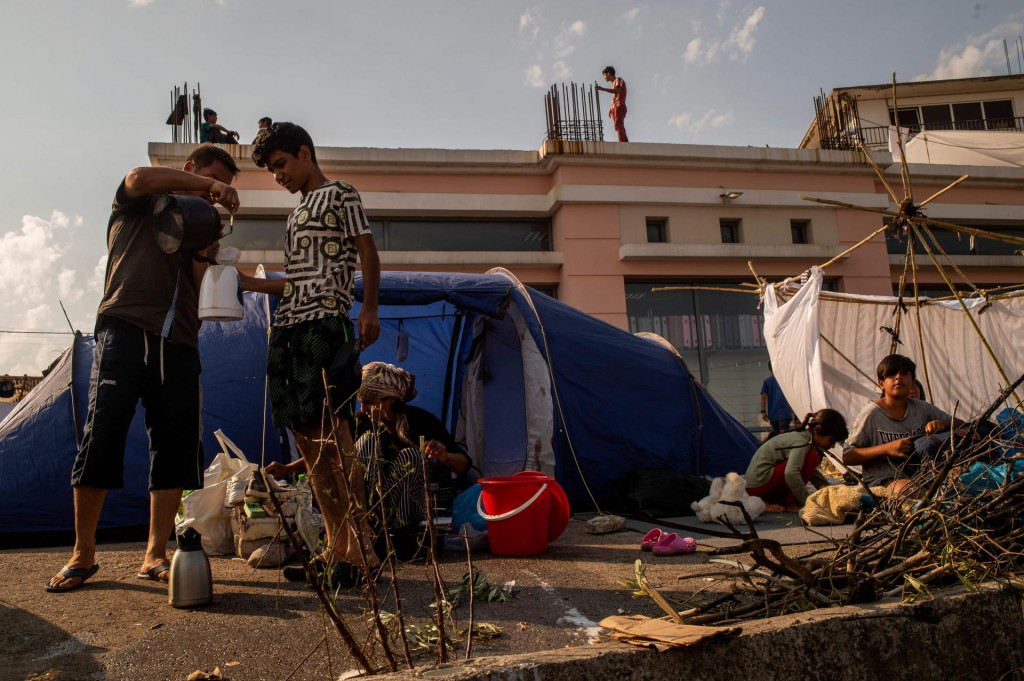 Improvizirani smještaj za migrante koji su zbog požara morali iseliti iz kampa Moria