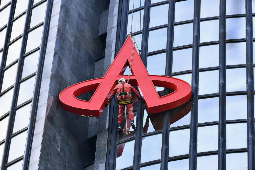 Radnici skidaju znak Agrokora s Ciboninog tornja nakon sto je uprava firme preselila na drugu lokaciju.&lt;br /&gt;