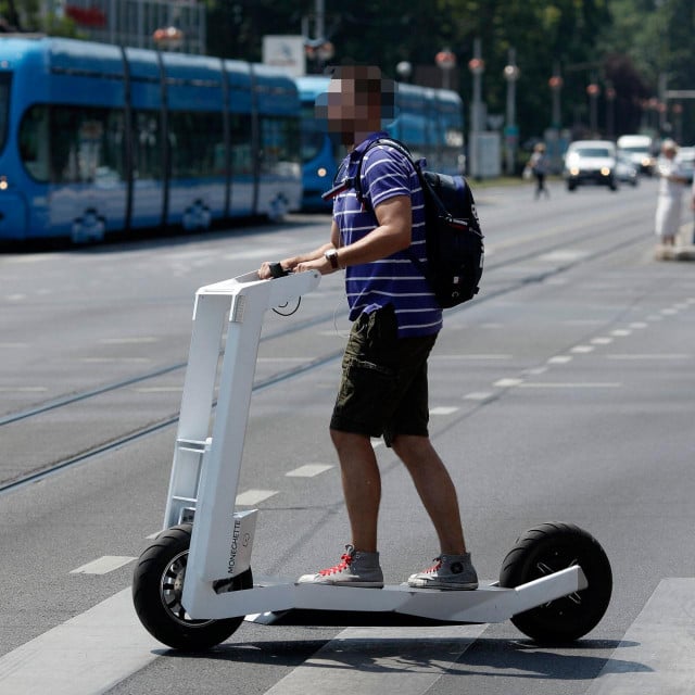 Neke EU zemlje maksimalnu brzinu e-romobila ograničile su na 20 kilometara na sat. U nekim zemljama njima mogu upravljati samo osobe starije od 14 godina i ne smiju se koristiti na pješačkim stazama.