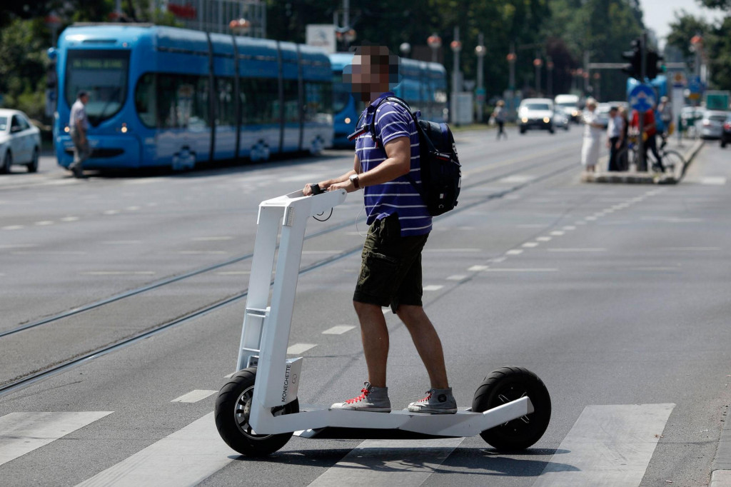 Neke EU zemlje maksimalnu brzinu e-romobila ograničile su na 20 kilometara na sat. U nekim zemljama njima mogu upravljati samo osobe starije od 14 godina i ne smiju se koristiti na pješačkim stazama.