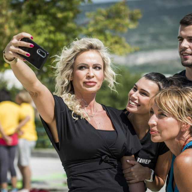 Selfie na Poljani: Renata Sopek, Asja Petersen i kineziolozi Lukrecija Dragic i Karlo Kligl