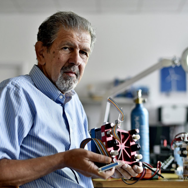 Prof. Frano Barbir sa sklopom u kojem se nalazi vodikov članak