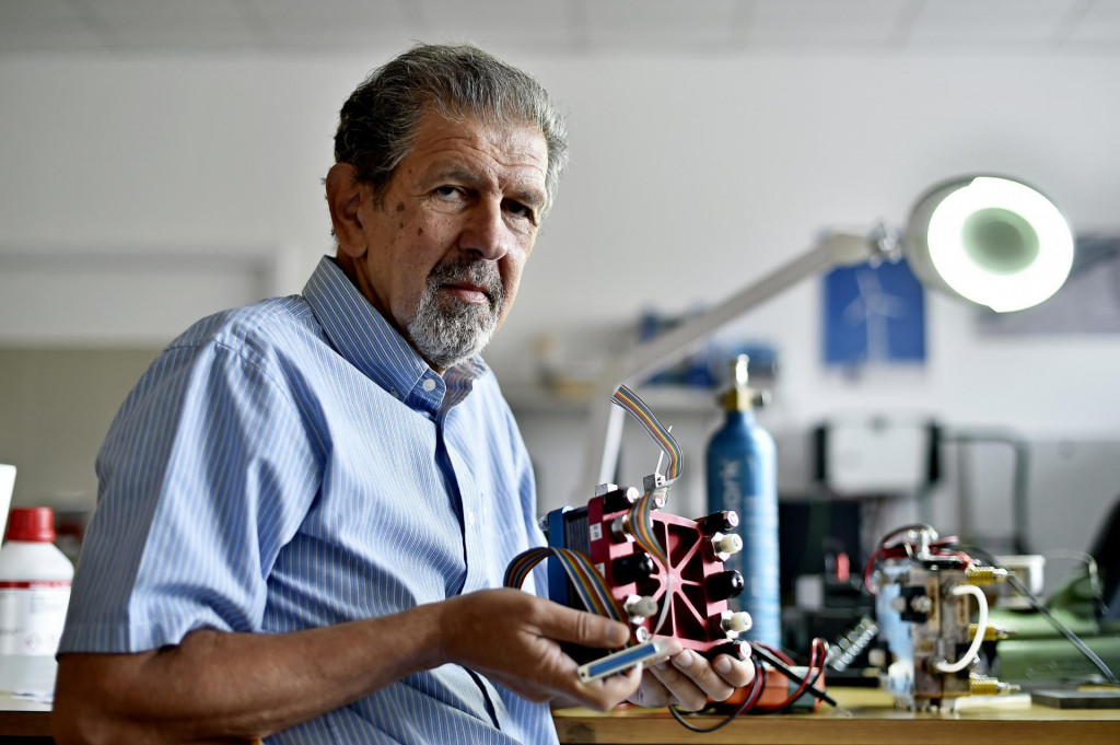 Prof. Frano Barbir sa sklopom u kojem se nalazi vodikov članak