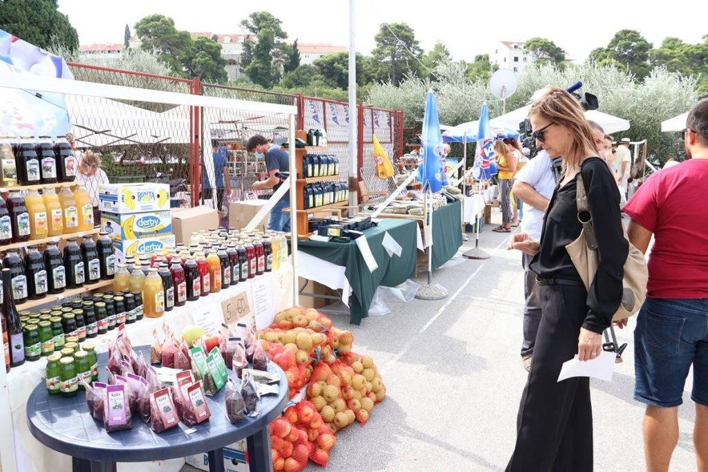 Mediteranski sajam zdrave prehrane u Gospinom polju obišla je zamjenica župana Žaklina Marević