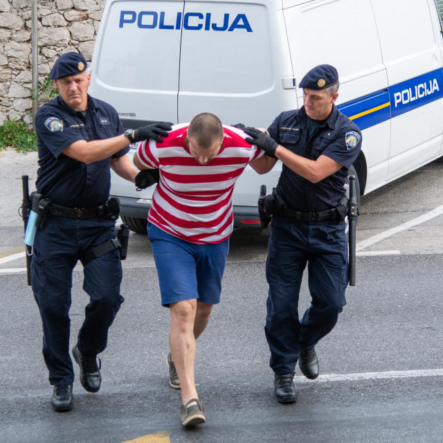 Privođenje na sud u Dubrovniku jednog od dvojice osumnjičenih za ubojstvo u Rogotinu.