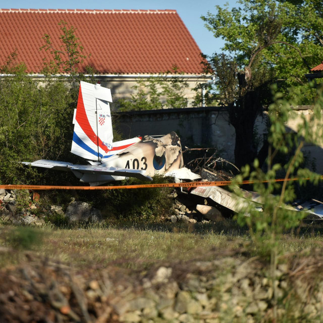 U padu vojnog školskog aviona poginuli su pilot i instruktor