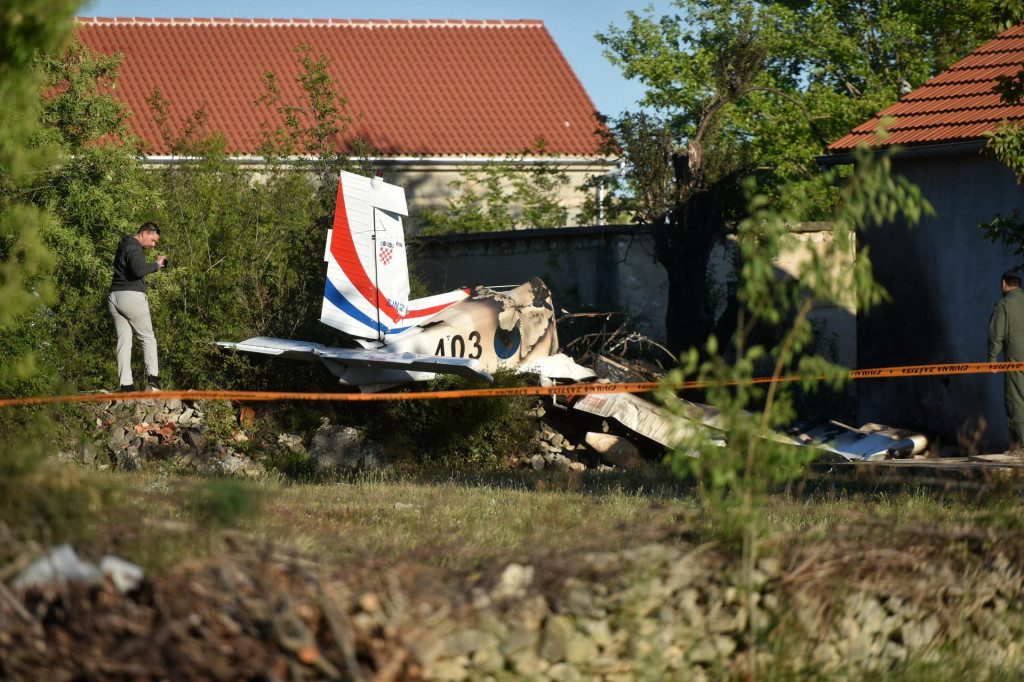 U padu vojnog školskog aviona poginuli su pilot i instruktor
