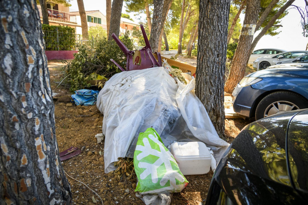 Sibenik, 270720.&lt;br /&gt;
Odbaceni otpad u borovoj sumi na parkingu u gradskoj cetvrti Jadrija&lt;br /&gt;
