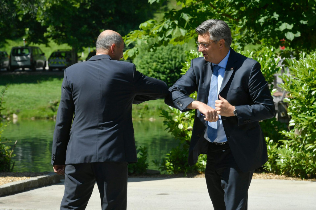 ”Korona pozdrav” između dvaju premijera; Andreja Plenkovića i Janeza Janše