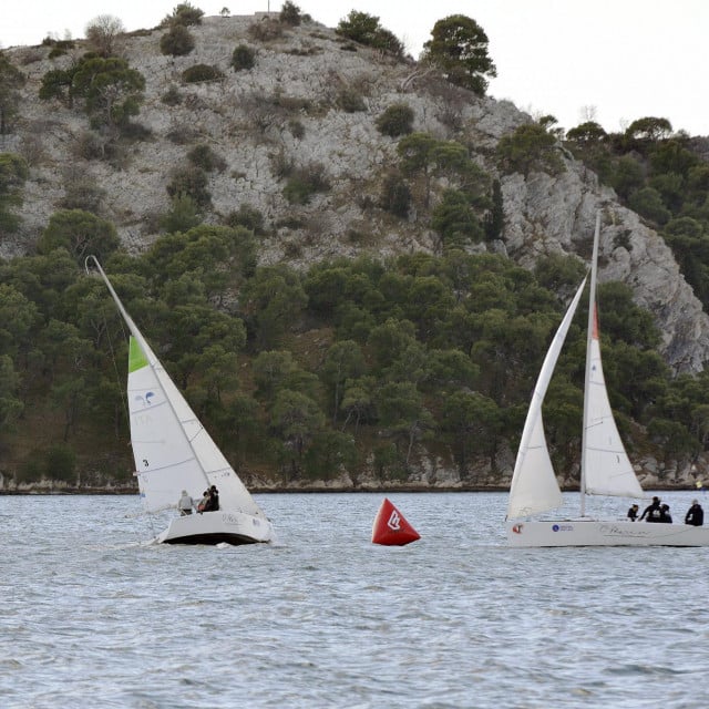 Sibenik, 150219.&lt;br /&gt;
Serija najjacih natjecanja u dvobojskom jedrenju u Europi zapocela je s prvom regatom u Sibeniku. Po jako vjetrovitom (vjetar do 30) i na momente oblacnom vremenu odrzana je prva ovogodisnja regata iz serije Europen match race toura i trajat ce do nedjelje 17.02.2019.&lt;br /&gt;