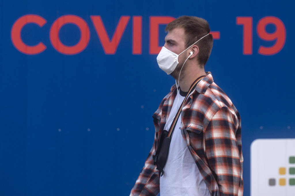 A man wearing a face mask walks past a COVID-19/coronavirus testing station on September 24, 2020 in Prague. - Seven European Union countries -- Spain, Romania, Bulgaria, Croatia, Hungary, Czech Republic and Malta -- are of ”high concern” due to rising Covid-19 death rates, the European Centre for Disease Control and Prevention warned Thursday, September 24, 2020. (Photo by Michal Cizek/AFP)