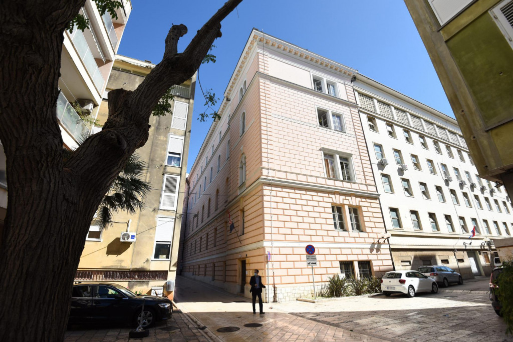Zgrada u ulici Zore Dalmatinske na Poluotoku u kojoj je do nedavno bila policijska postaja. Postaja je preseljena u nove prostorije u ulici Stjepana Radica 11c.&lt;br /&gt;
 