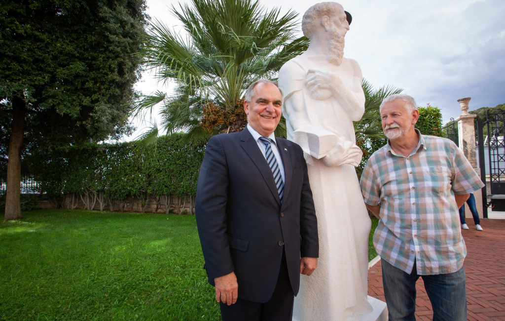 Kip su predstavili župan Blaženko Boban, autor izložbe fra Tomislav Glavnik, autor kipa kipar Veno Jerković, te nadbiskup Marin Barišić