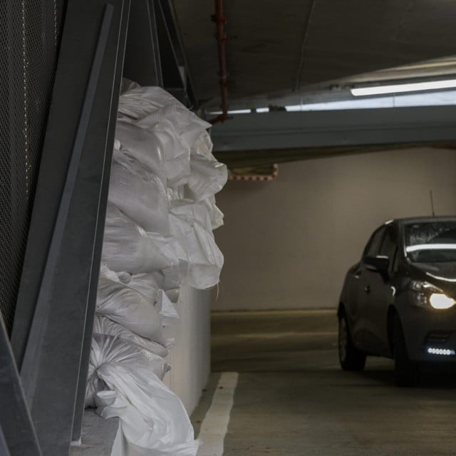 &lt;br /&gt;
Na ulaz u podzemnu garažu na Poljani postavljene su vreće s pijeskom u slučaju velikih kiša.&lt;br /&gt;
 