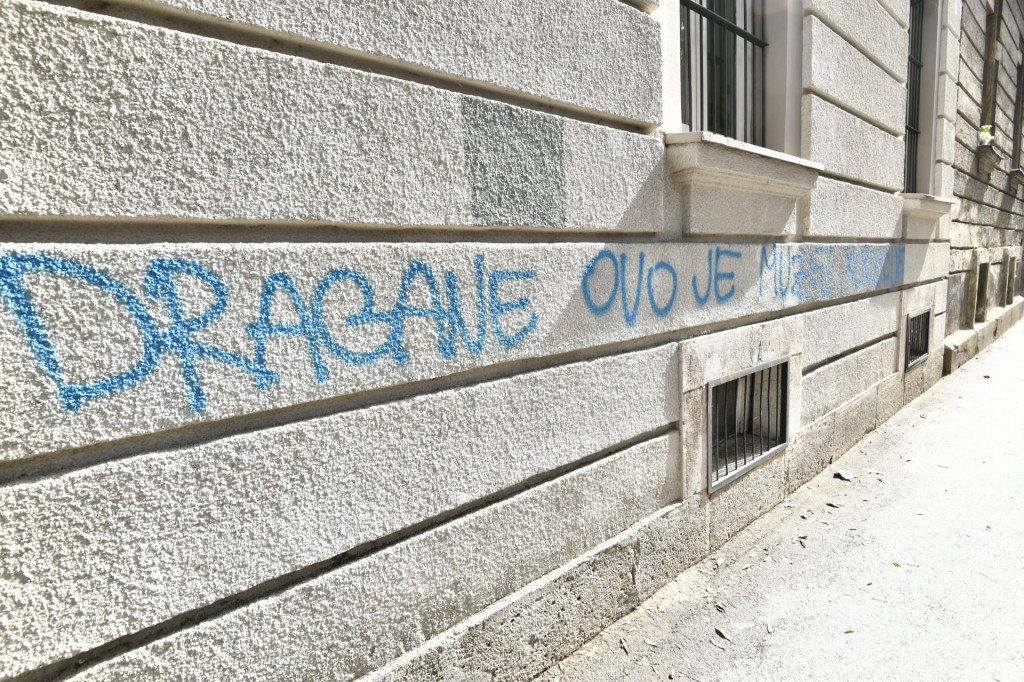 Zagreb, 250920.&lt;br /&gt;
Slovenska ulica 9.&lt;br /&gt;
Grafit na zgradi u kojoj se nalazio ekskluzivni klub Dragana Kovacevica.&lt;br /&gt;