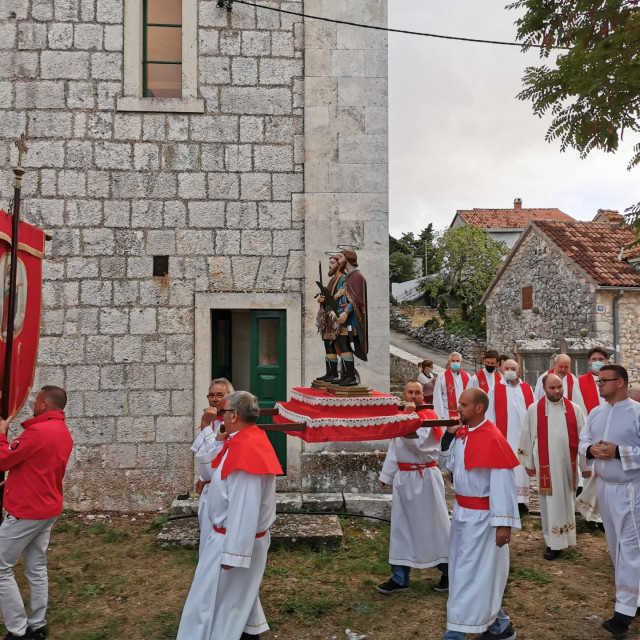 Mještani su u tradicionalnim tunikama nosili kip dvojice svetaca u procesiji 