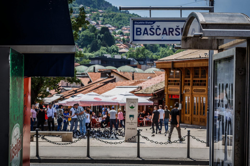 Sarajevo, 070620.&lt;br /&gt;
Nakon popustanja epidemioloskih mjera Sarajevo je zivnulo te se zivot vraca u normalu unatoc vecem broju novozarazenih.&lt;br /&gt;
Na fotografiji: Bascarsija.&lt;br /&gt;