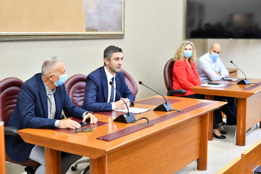 Press konferencija na kojoj je Mato Franković govorio o slučaju hotela Sumratin