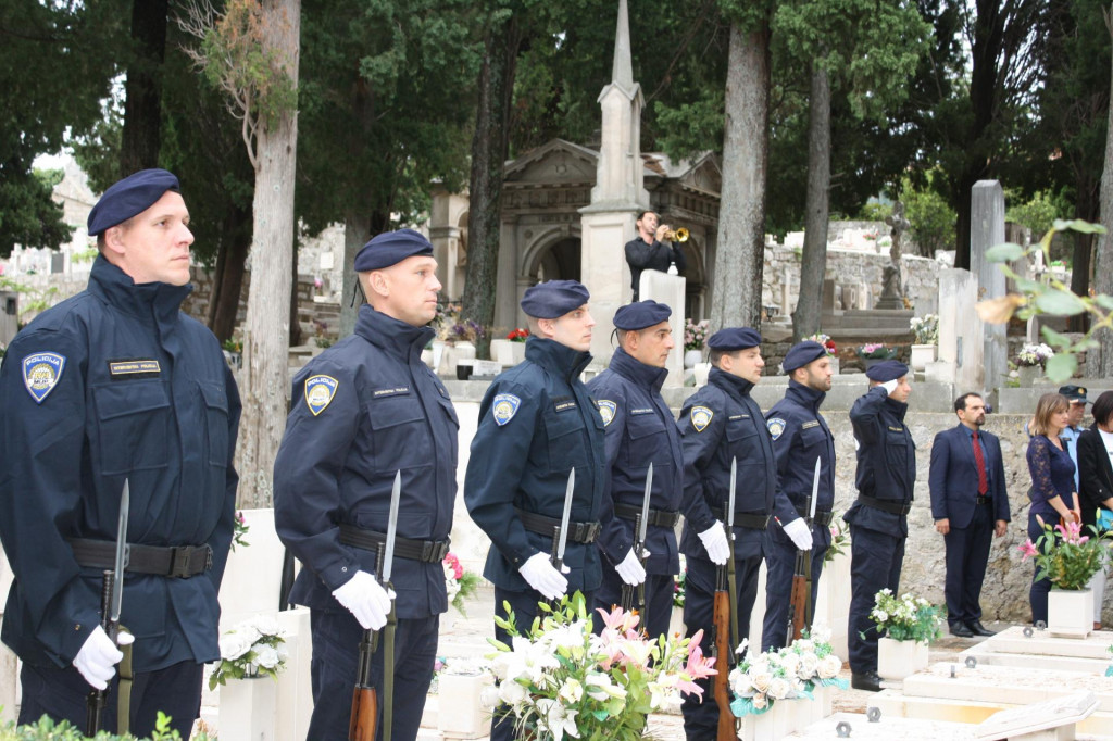 Vijenci i svijeće u znak sjećanja na poginule policajce u Domovinskom ratu