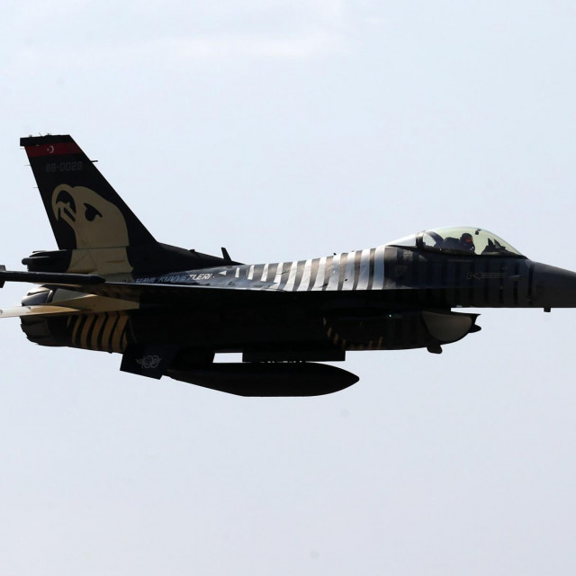 F-16 snimljen u letu iznad Turske