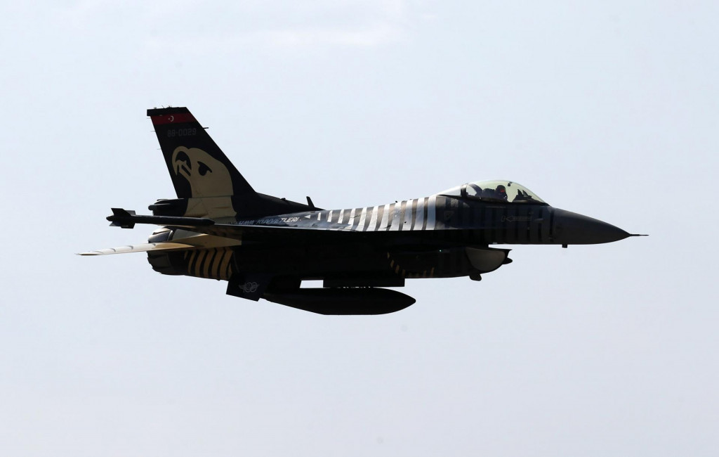 F-16 snimljen u letu iznad Turske