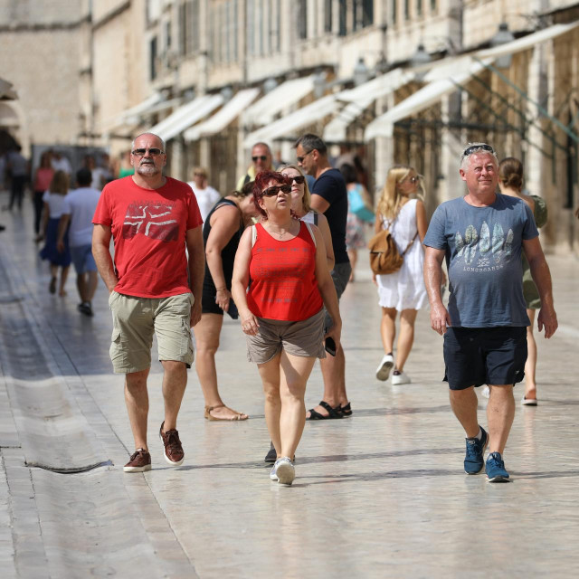 Dubrovnik, 180920.&lt;br /&gt;
Usprkos tome sto je sredina rujna, temperature dosezu 30ak stupnjeva i turisticka sezona se blizi kraju, mnogi su se turisti odlucili za dolazak bas sada u Dubrovnik.&lt;br /&gt;