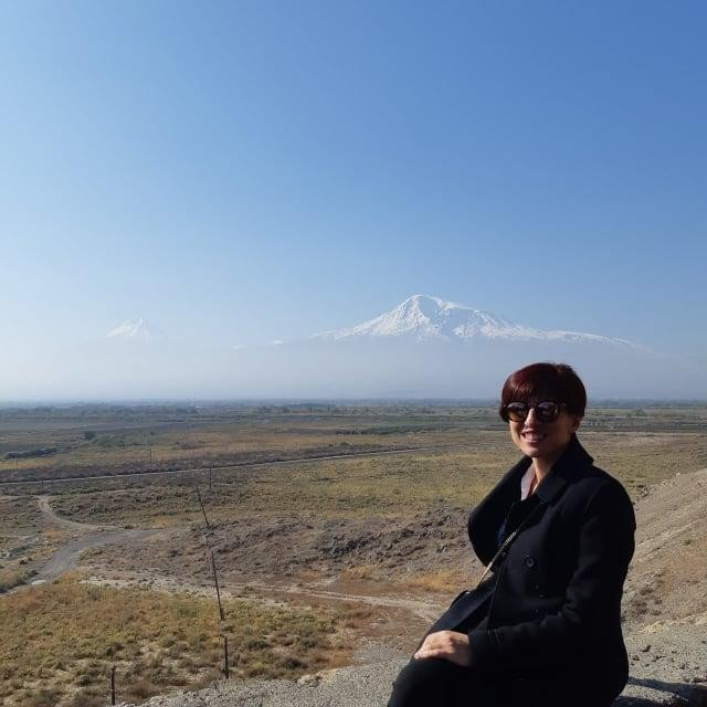 Naira Asatryan uz panoramu planine Ararat na granici s Turskom