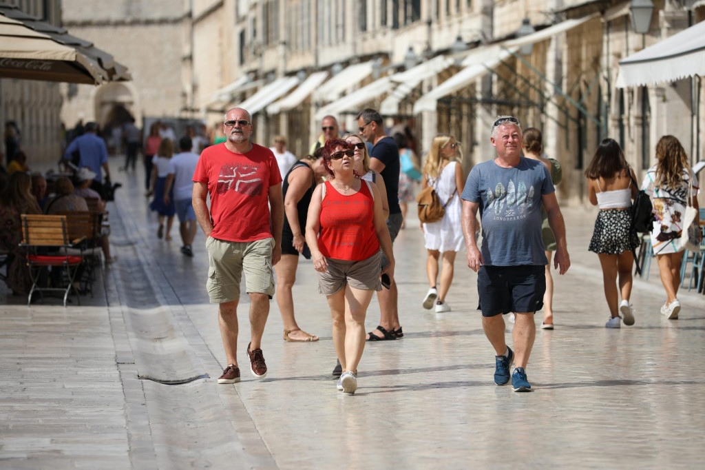 Dubrovnik, 180920.&lt;br /&gt;
Usprkos tome sto je sredina rujna, temperature dosezu 30ak stupnjeva i turisticka sezona se blizi kraju, mnogi su se turisti odlucili za dolazak bas sada u Dubrovnik.&lt;br /&gt;