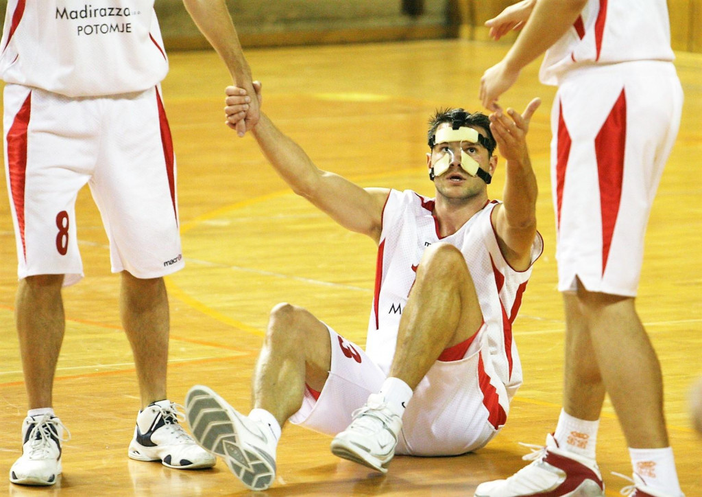 Znao je Maro Lučić, a ovo je slika iz sezone 2007./08., igrati i s maskom, unatoč ozljedi foto: Tonči Vlašić