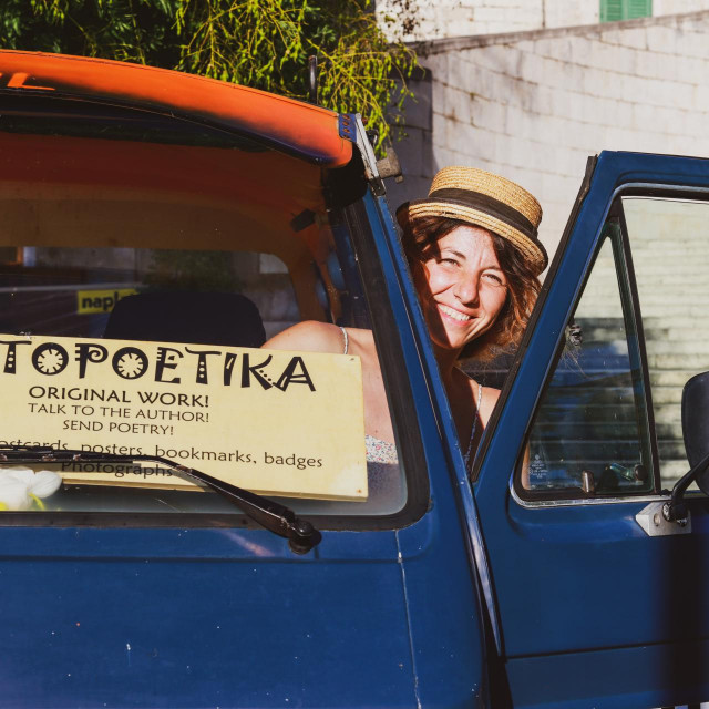 Maja Klarić u svom bookmobileu