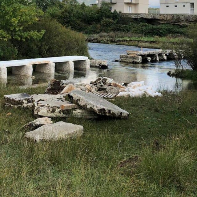 Pločasti most preko Cetine se - ruši?!