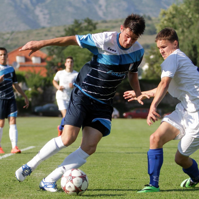 Baldo Cicijelj (GOŠK) i Krešimir Vlaić (DOŠK) - Cicijelj je zakucao za konačnih 3:0, te povrtku povratka dubrovačkog kluba u južnu skupinu Treće HNL 2016. godine foto: Tonči Vlašić