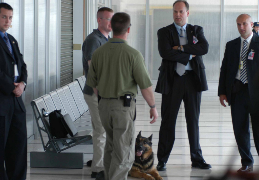 Pripadnici tajne službe sa psima za otkrivanje eksploziva u Zračnoj luci Dubrovnik