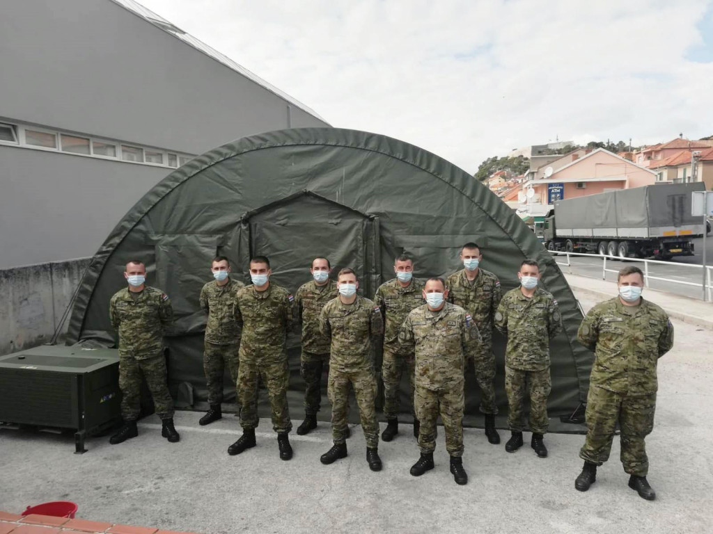 Hrvatska vojska postavila šator Alaska ispred šibenske bolnice
