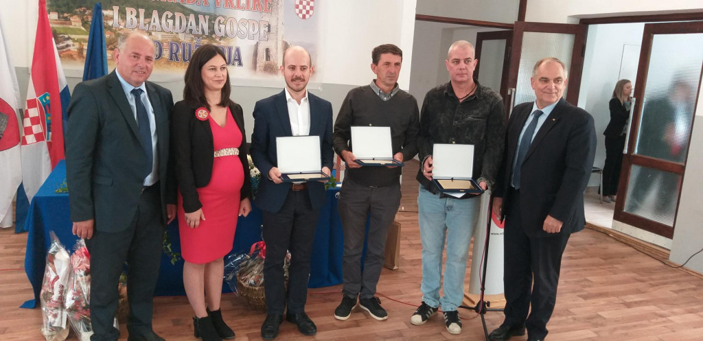 Laureati s gradonačelnikom Jurom Plazonićem, predsjednicom Gradskog vijeća Dijanom Maras i županom Blaženkom Bobanom