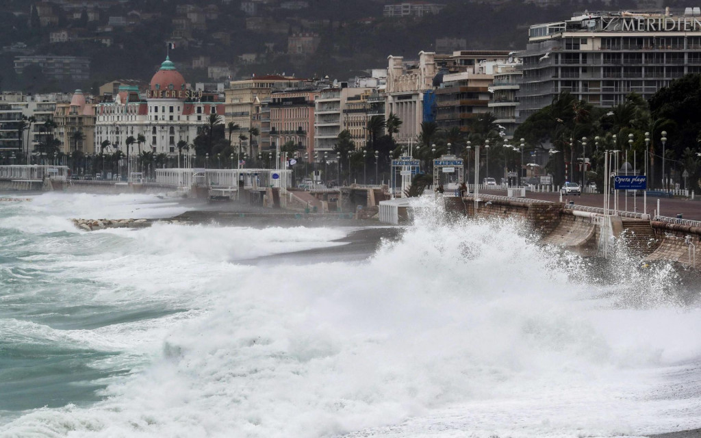 Najmanje devet ljudi, uključujući dva vatrogasca, nestali su nedaleko od Nice nakon što su obilne kiše prouzročile poplave