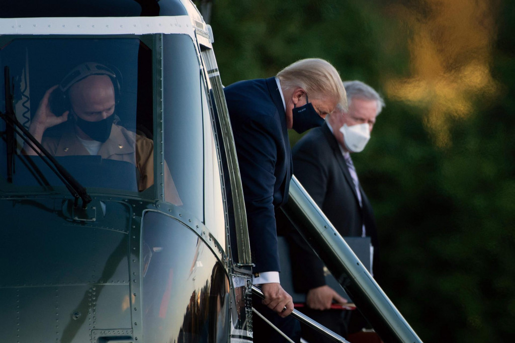 Trump izlazi iz helikoptera koji ga je prebacio iz Bijele kuće u bolnicu Walter Reed