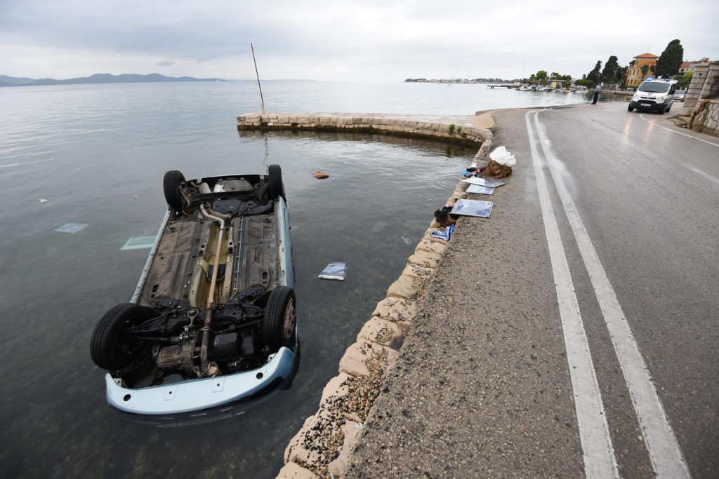 Na  Obali kneza Trpimira nedavno je vozac Fiata Punta izgubio kontrolu nad vozilom te je sletio u more. 