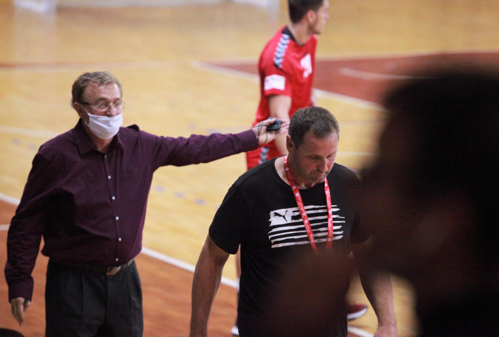 Delegat utakmice Vojo Musulin iz Kaštel Gomilice i trener RKHM Dubrovnik Zdravko Medić foto: Tonči Vlašić