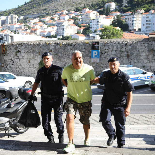 Dubrovnik, 260820.&lt;br /&gt;
Dubrovacki poduzetnik Dragan Grubisic jutros je priveden na sud, navodno pod sumnjom u iznudu i sklapanje lihvarskih ugovora.&lt;br /&gt;