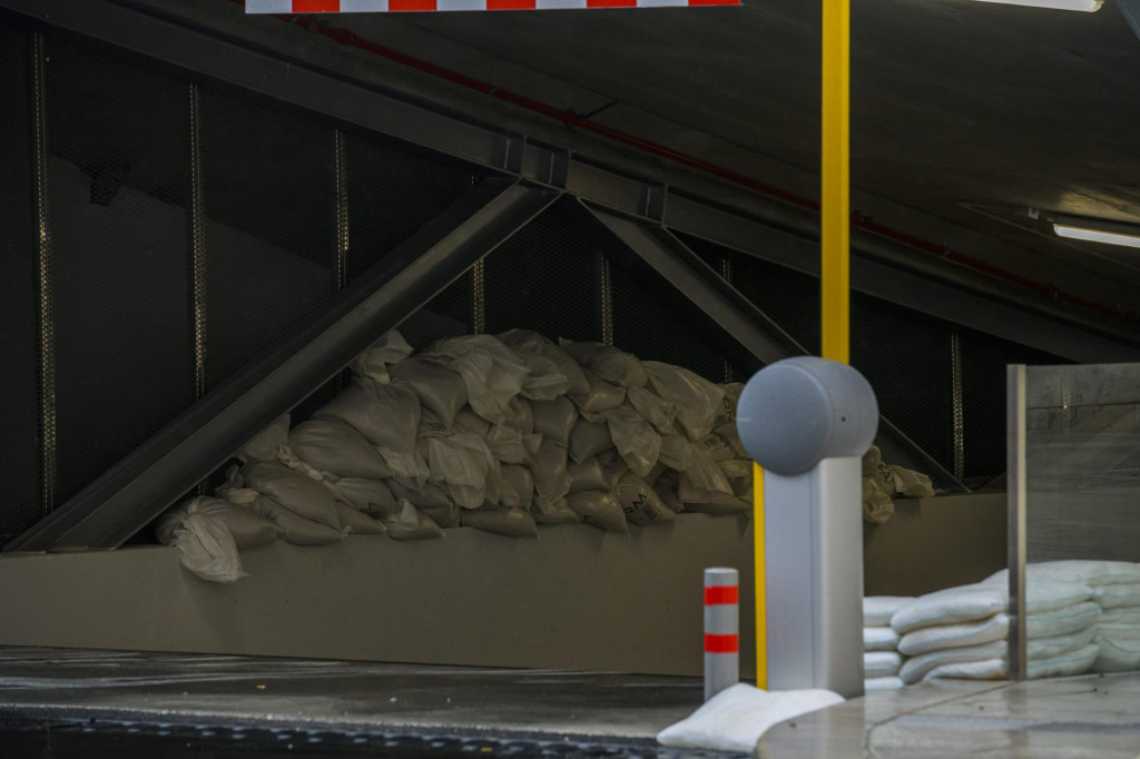 Sibenik, 260920.&lt;br /&gt;
Na ulaz u podzemnu garazu na Poljani postavljene su vrece sa pijeskom u slucaju velikih kisa.&lt;br /&gt;