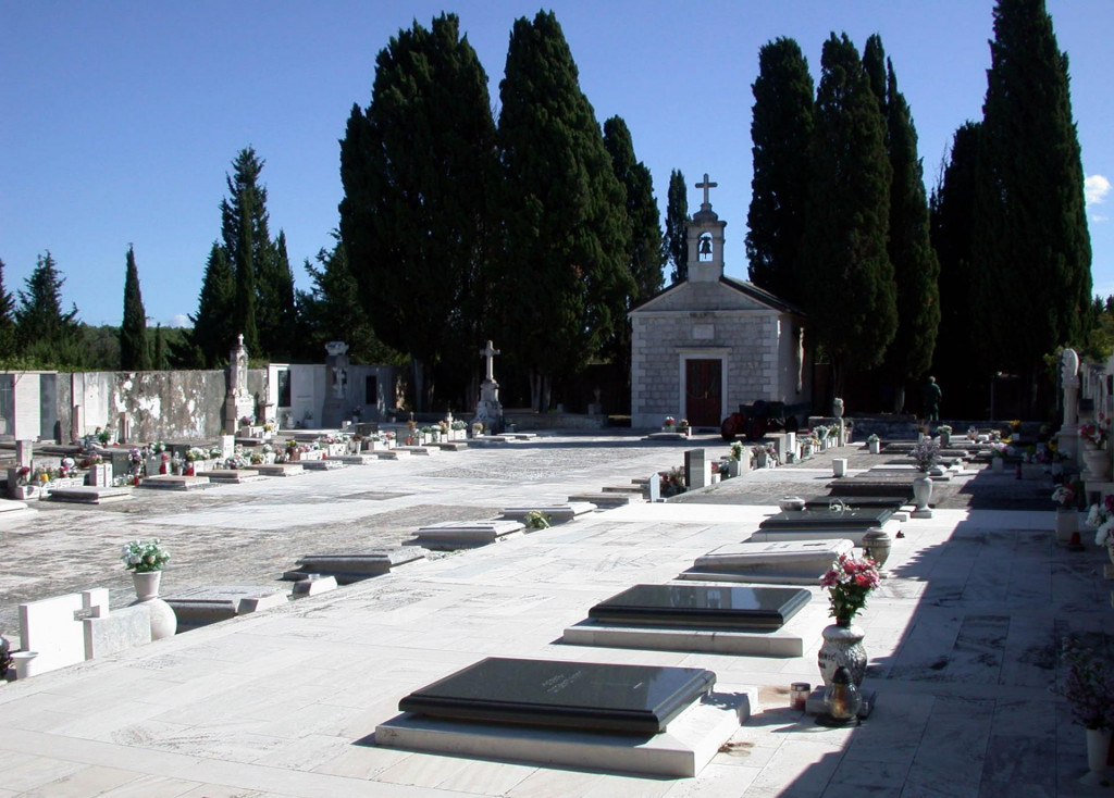 Mjesno groblje - zona buduće gradnje je lijevo od crkvice